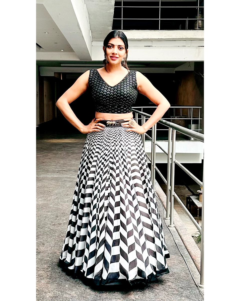 The best time for new beginnings is now 🖤

Designer and Stylist : @adamohyd 

#mondays #happysoul #positivethinker #loveline #thoughtoftheday #actress #biggbosstelugu6 #biggbosstelugu