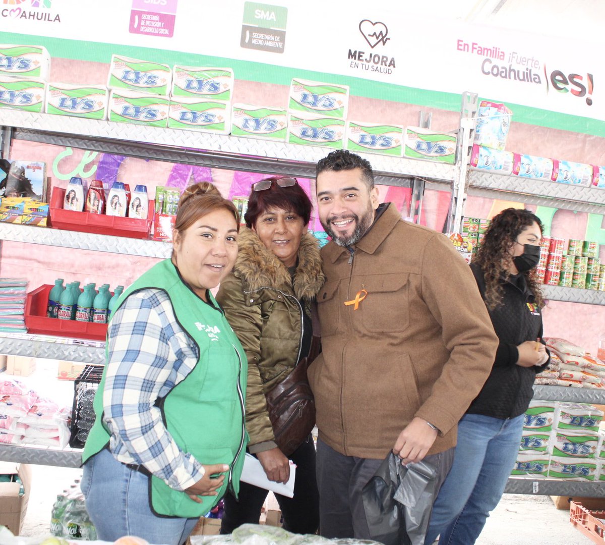 HugoRabagoMar's tweet photo. Desde la Colonia Valle de las Torres acompañamos a la Sra Beatriz Dávila, Presidenta Honoraria del @DIF_Saltillo y al Dr. @RobertoCardenas, Director General del @DIFCoahuila en la MacroBrigada #SaltilloNosUne. La cual brinda servicios  para el beneficio de nuestra gente. https://t.co/yXz5CgpByS