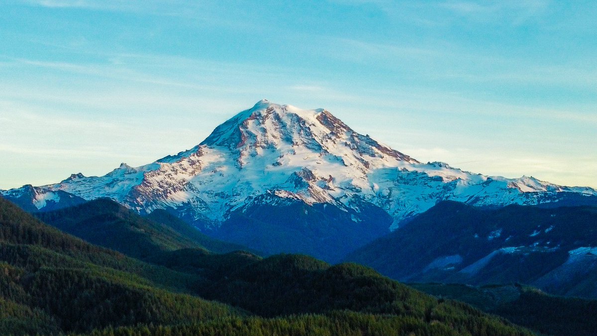 paulie-on-twitter-mount-rainier-and-mt-st-helens-the-blurry-one-is