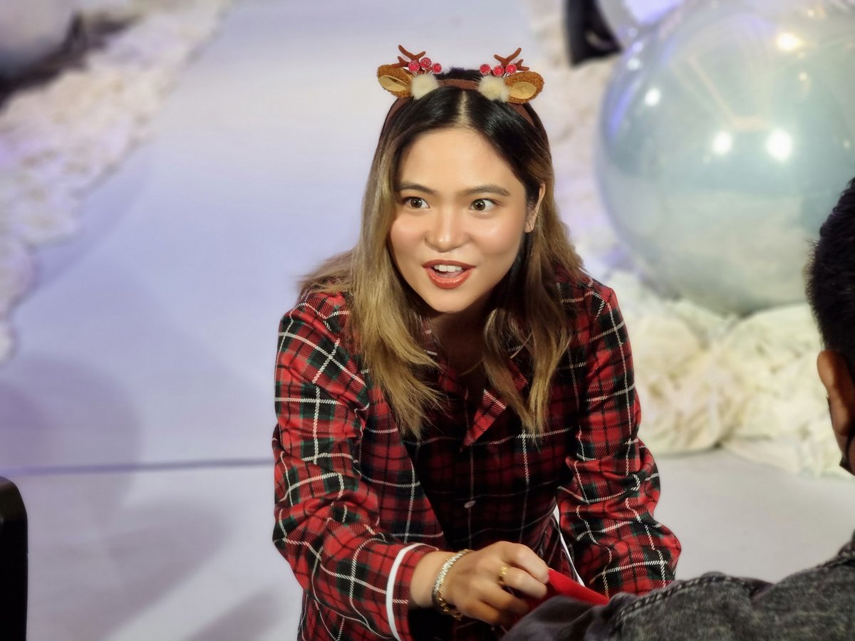 cedrickkbasco's tweet photo. Sharlene San Pedro gives away chocolates to members of press present in the event. #StarMagicalChristmas https://t.co/bhAz0MfRL3