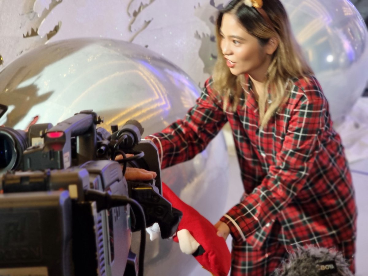 cedrickkbasco's tweet photo. Sharlene San Pedro gives away chocolates to members of press present in the event. #StarMagicalChristmas https://t.co/bhAz0MfRL3