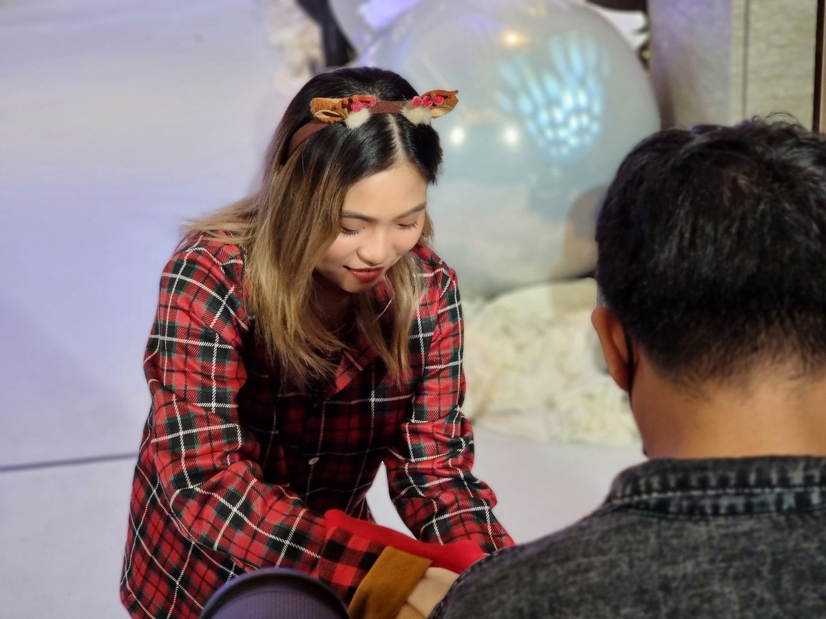 cedrickkbasco's tweet photo. Sharlene San Pedro gives away chocolates to members of press present in the event. #StarMagicalChristmas https://t.co/bhAz0MfRL3