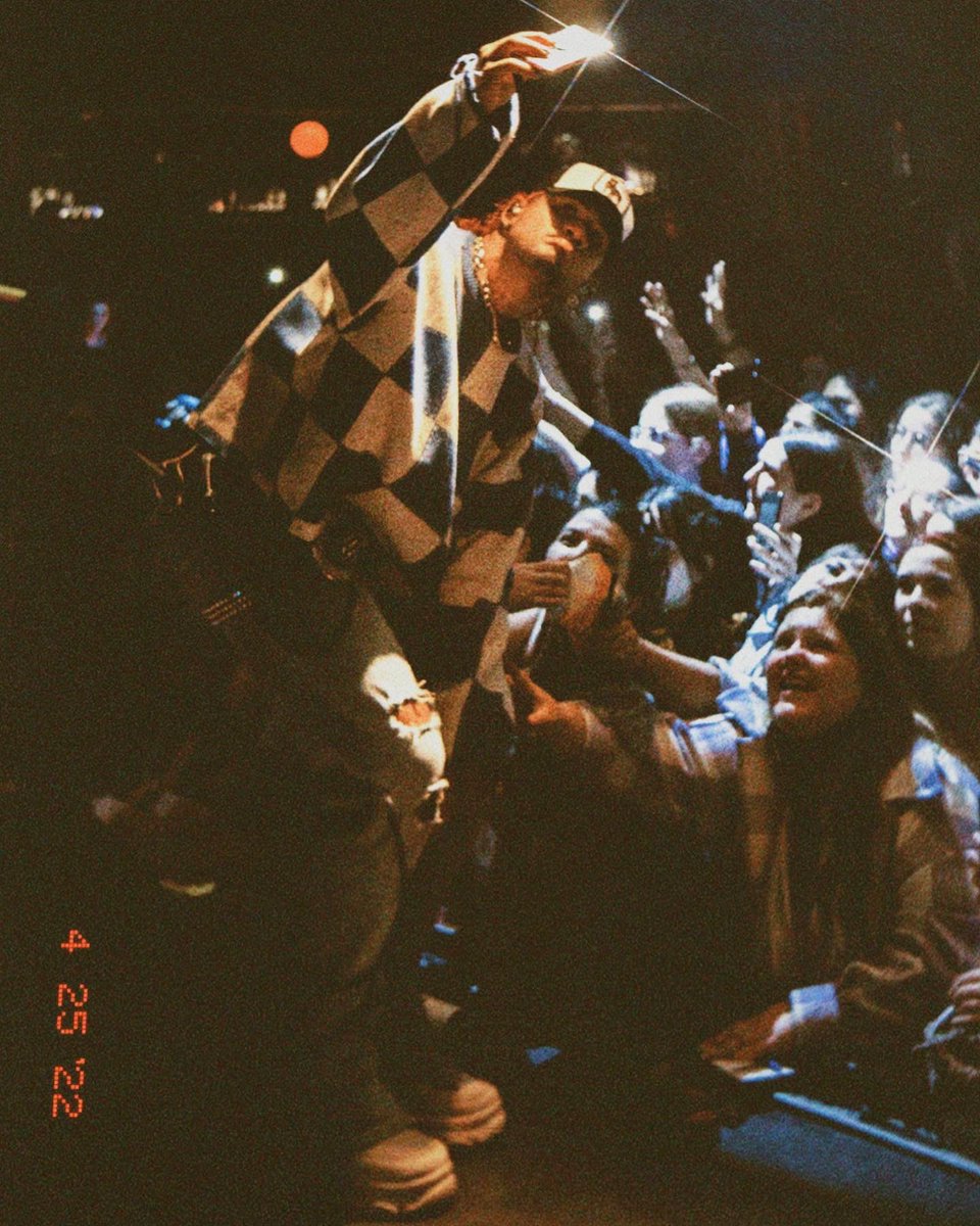 archivecamacho's tweet photo. he on stage! ❤️ https://t.co/l974a0EZOr