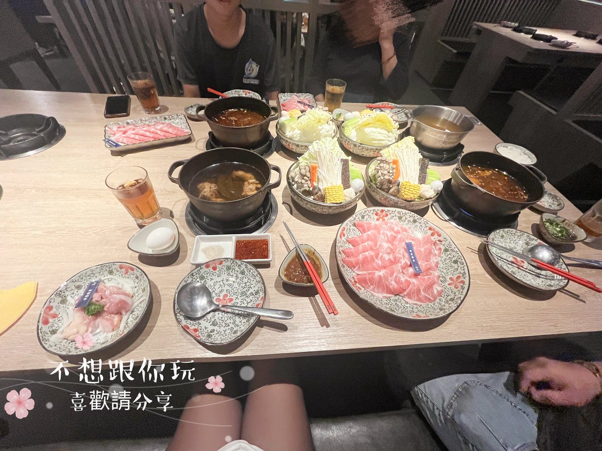 與家人有約好久沒有吃這間，
想必這裝潢應該大家都知道哪間…….
他的鍋特色就是雞肉可以沾胡椒鹽很香好吃😋，我點的是剝皮辣椒雞搭雞柳鍋，他還會另外給一個專門的沾醬讓肌肉更美味值得推👍
#湯棧中清店
#可用手機線上預約 https://t.co/LTIWtdzZfS