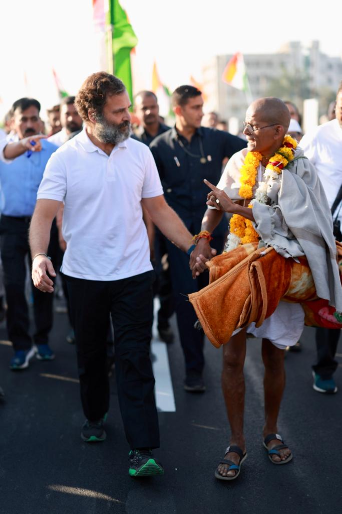 INCIndia's tweet photo. भरोसे का हाथ थाम चले...हम उम्मीदों का दामन थाम चले।

#BharatJodoYatra https://t.co/gUQUOJ3ttx
