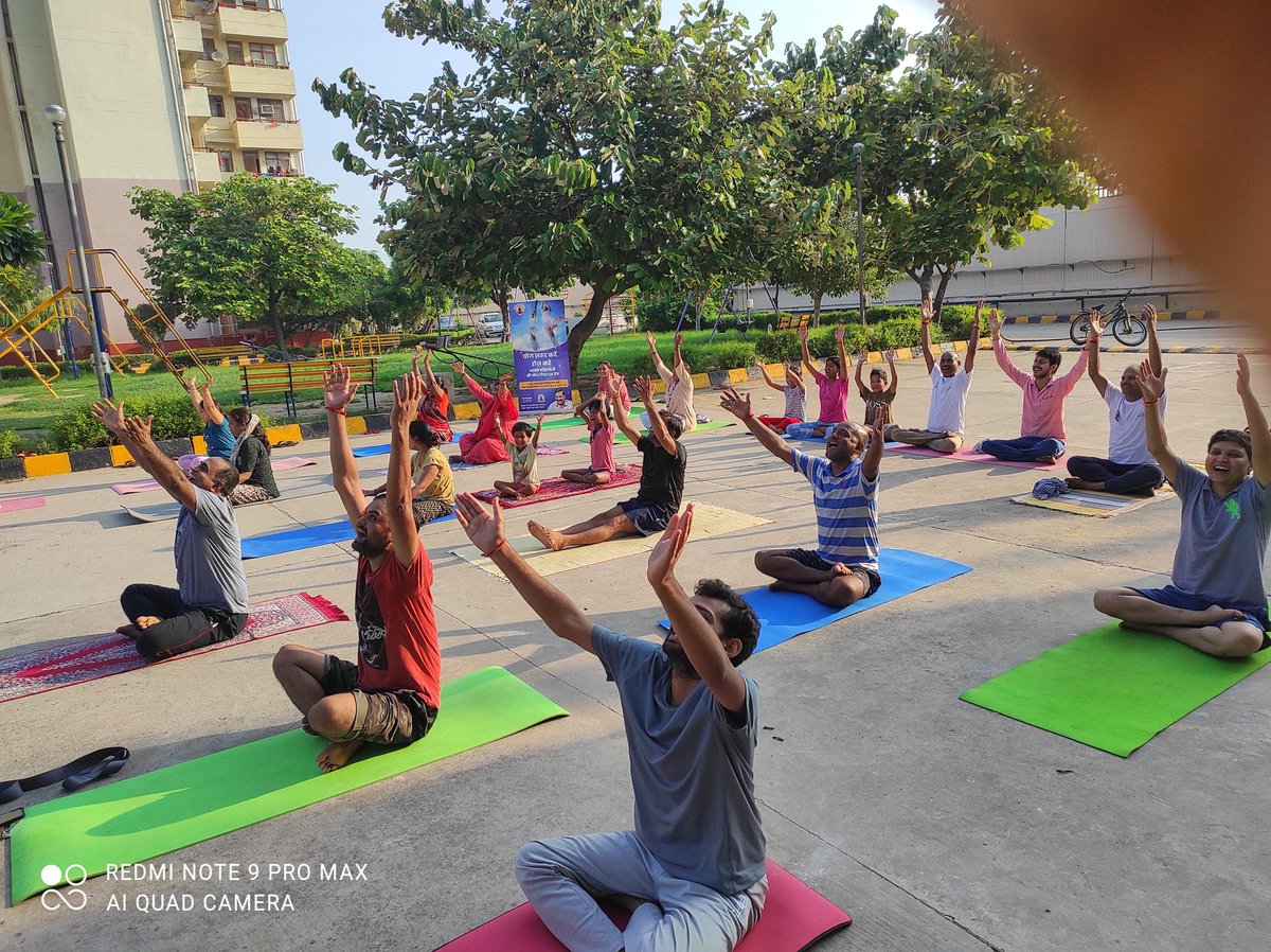 Shiksha59308891's tweet photo. Dilli ki Yogshala 😀😀😀👇me Hansi Aasan karte huye sadhak🧘‍♀️🧘‍♀️🧘‍♀️ https://t.co/jYj9Wx926a
