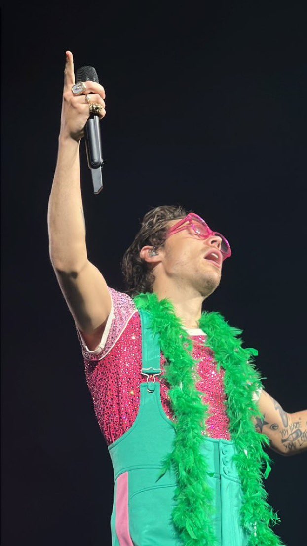 alwallsbeenlou's tweet photo. HARRY NOS TRATÓ DE PERIQUERAS (WITH KINDNESS), SE PREOCUPÓ POR TODAS E INVENTÓ UNA CANCIÓN POR ESO, DIJO QUE LE GUSTABA LA SALSA JOE ARROYO Y EL AGUARDIENTE, TECLEARON 'NO LE PEGUE A LA NEGRA', ALZÓ LA BANDERA 6393 VECES Y SE TOMÓ UN SHOT DE AGUARDIENTE, COLOMBIA??? COLOMBIA GANÓ https://t.co/uIy5PF1nsb