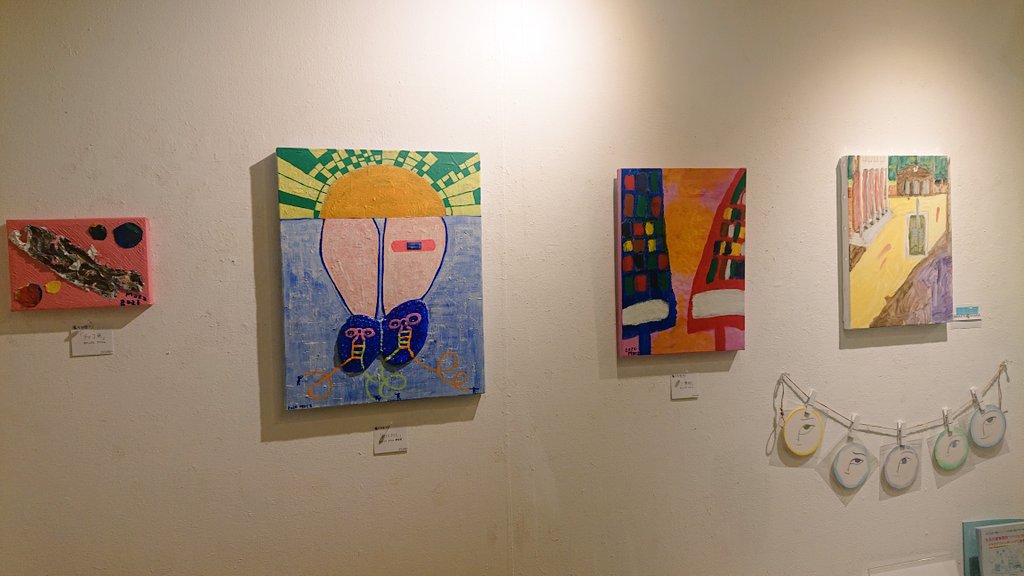 okiagariokobo's tweet photo. ギャラリーそら(@gallery_sora)にて
グループ展 #町とそらと空のような道 展
のびのびと描かれた作品、子供の頃の寄り道のような懐かしさ、スクラップしてちりばめられた言葉。
目的を外れてすこし立ち寄ってみたくなる展示でした。
引用元も併せてどうぞ！😆 https://t.co/uAaQE3zy0z
