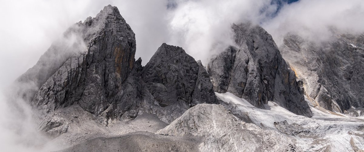 Tanesy13's tweet photo. @ShaunWStewart Jade Dragon Snow Mountain, Lijiang, China https://t.co/E8JwAznYan