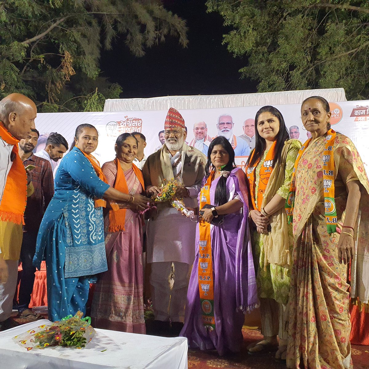 AcharryaDiimple's tweet photo. ગાંધીધામ આદિપુર ભાષા ભાસી સમાજ સંમેલન તથા સભા #BJP4Gujarat #swatantradevsingh ji https://t.co/cD1V5zhffj