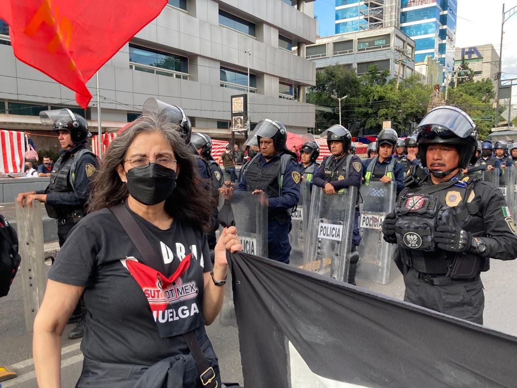 esstrellaboreal's tweet photo. @TenochHuerta L@s trabajador@s d @Notimex q somos pueblo llevamos 2.9 años en huelga defendiendo derechos violados x @SanjuanaNotimex, funcionaria dl @GobiernoMX q eroga ilegalmente l presupuesto sin operación. La nuestra es una causa justa. El Preciso ni nos ve ni nos oye, cómo le hiciste tú? https://t.co/nIzuLvWsPb