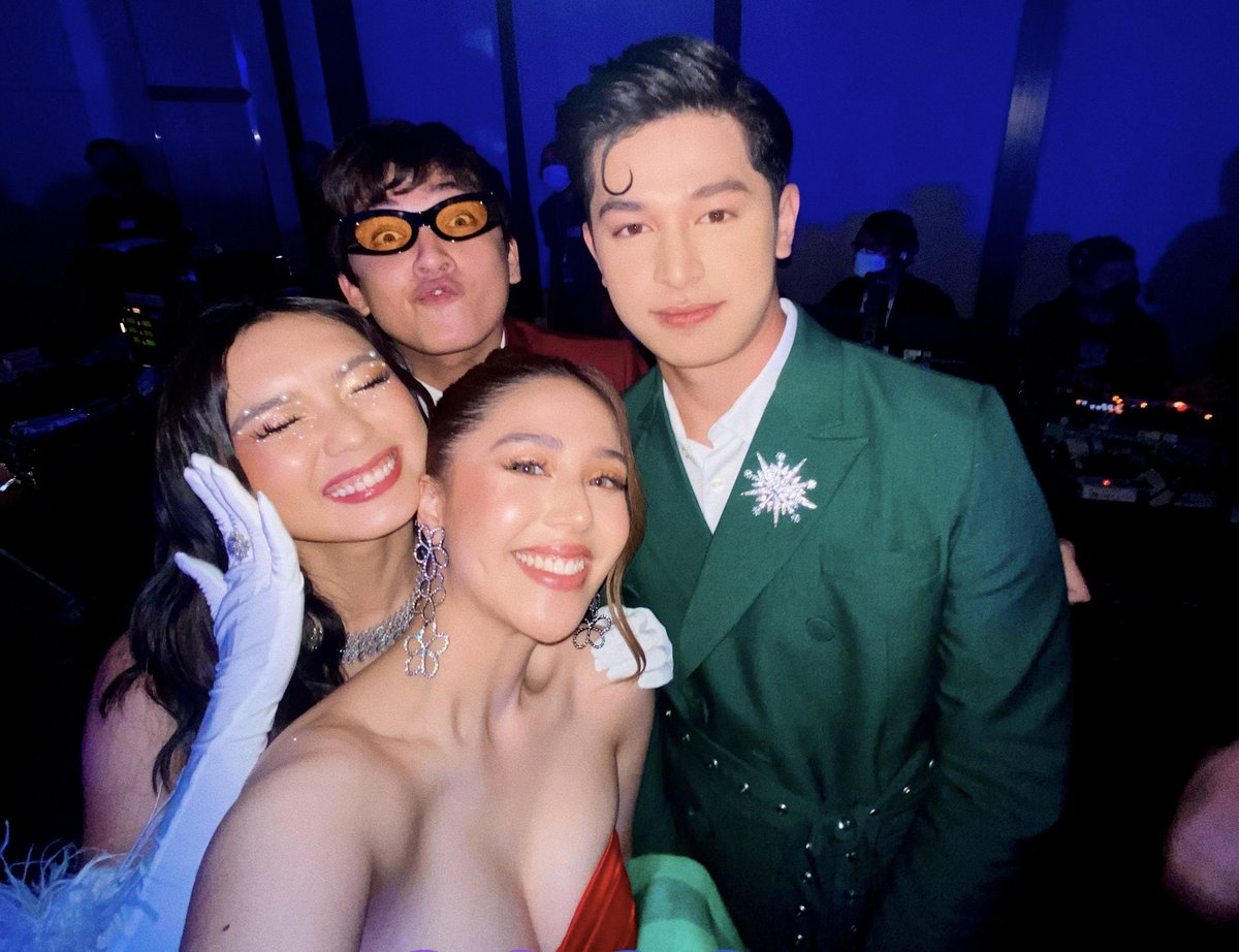 jaydaavanzado's tweet photo. double date 😝💜💙 @AljonMendoza_ @francinecarreld @imsethfedelin #StarMagicalChristmas #StarMagic30 https://t.co/yI71KqJm3u