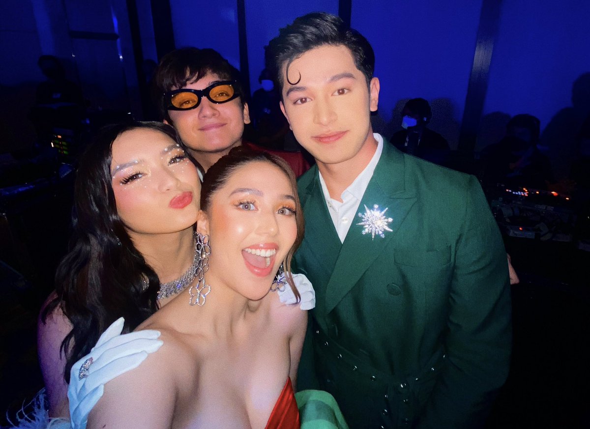 jaydaavanzado's tweet photo. double date 😝💜💙 @AljonMendoza_ @francinecarreld @imsethfedelin #StarMagicalChristmas #StarMagic30 https://t.co/yI71KqJm3u