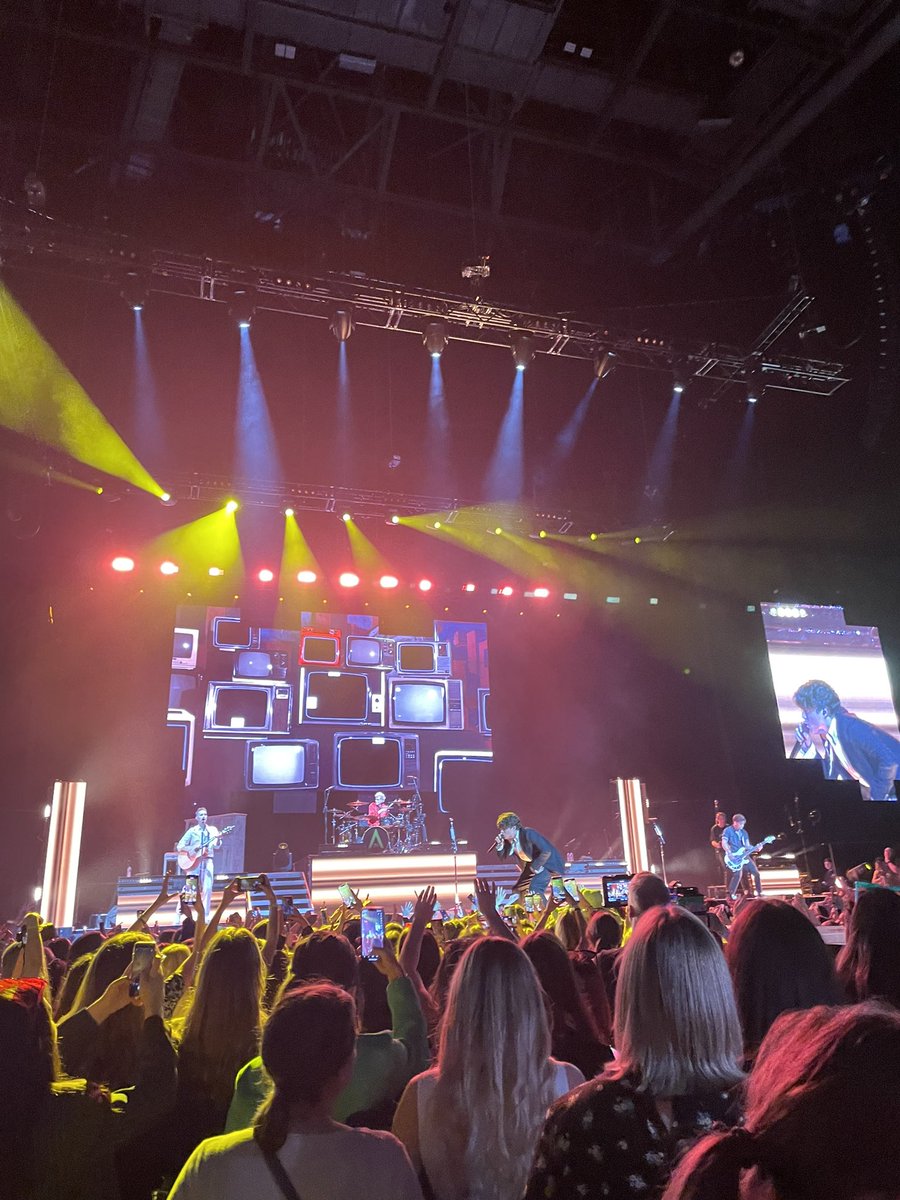 chlooedenise's tweet photo. incredible night @TheVampsband https://t.co/MIFX2v0mBB
