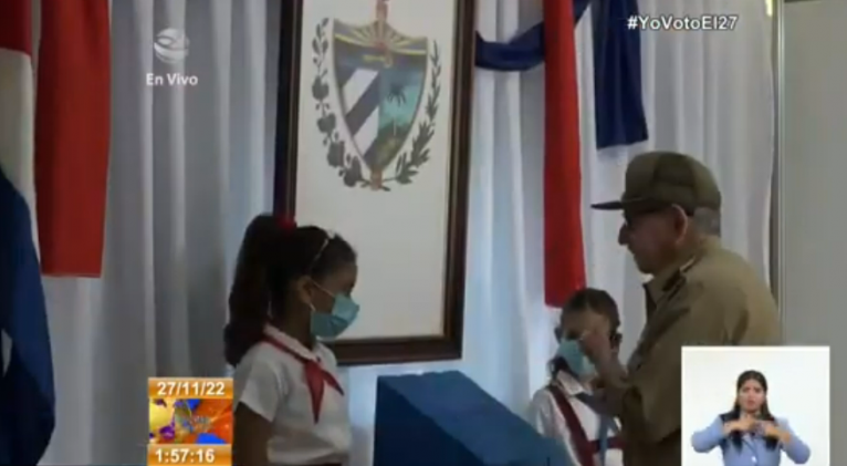 TaliaGonzlez42's tweet photo. Raúl Castro Ruz líder de la Revolución #Cubana ejerció su derecho al voto este 27 de noviembre en la jornada de elecciones para delegados a las Asambleas Municipales del Poder Popular.
#YoVotoEl27 https://t.co/uExUmTVUXb