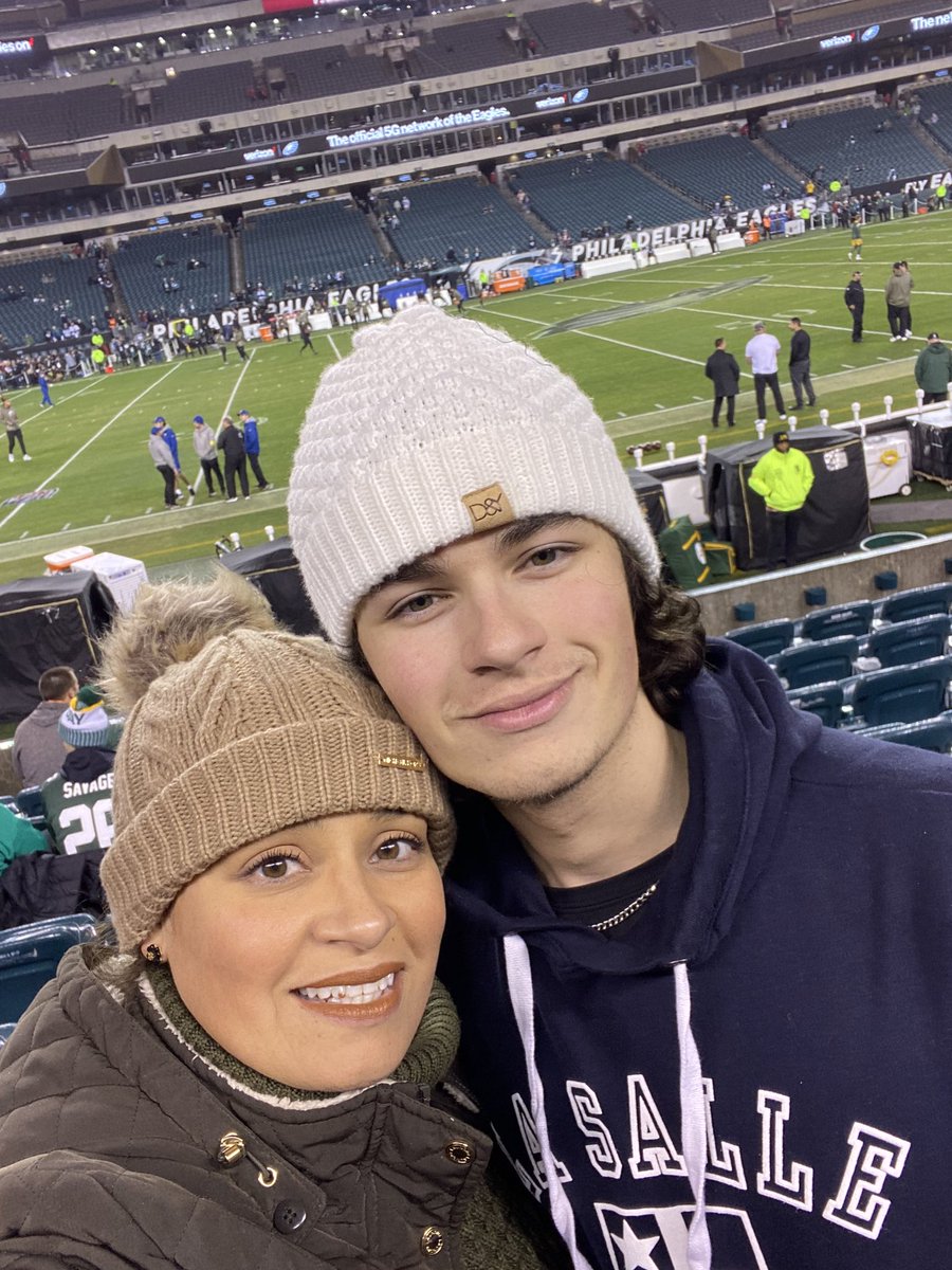 DiEsco26's tweet photo. #MadeforEaglesWatching #MamaWox https://t.co/BplOeLVcJc