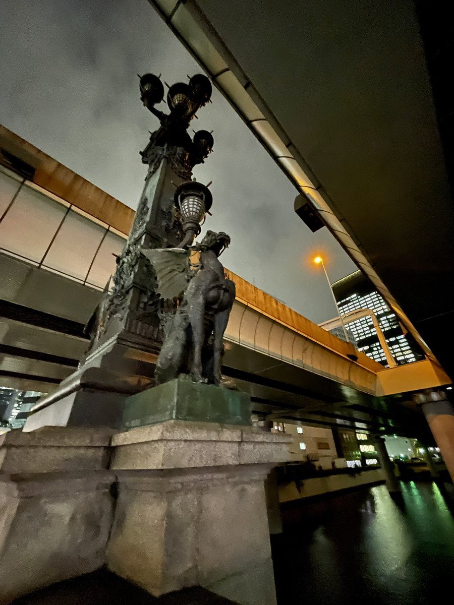 luci_oc's tweet photo. 通りすがりのアート
#日本橋 #キリン像 #publicart #monument #giraf #onthebridge
#tokyojapan https://t.co/KX5t56FJX9
