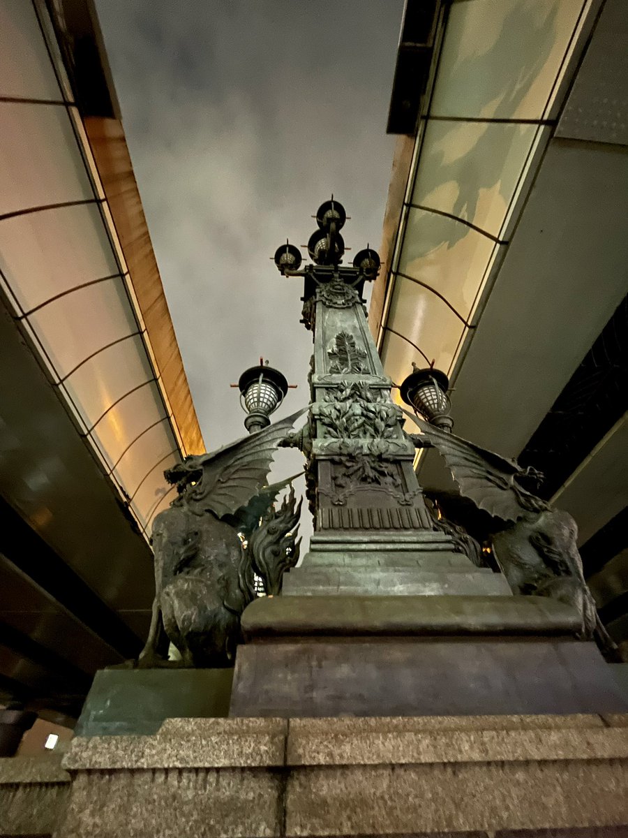 luci_oc's tweet photo. 通りすがりのアート
#日本橋 #キリン像 #publicart #monument #giraf #onthebridge
#tokyojapan https://t.co/KX5t56FJX9