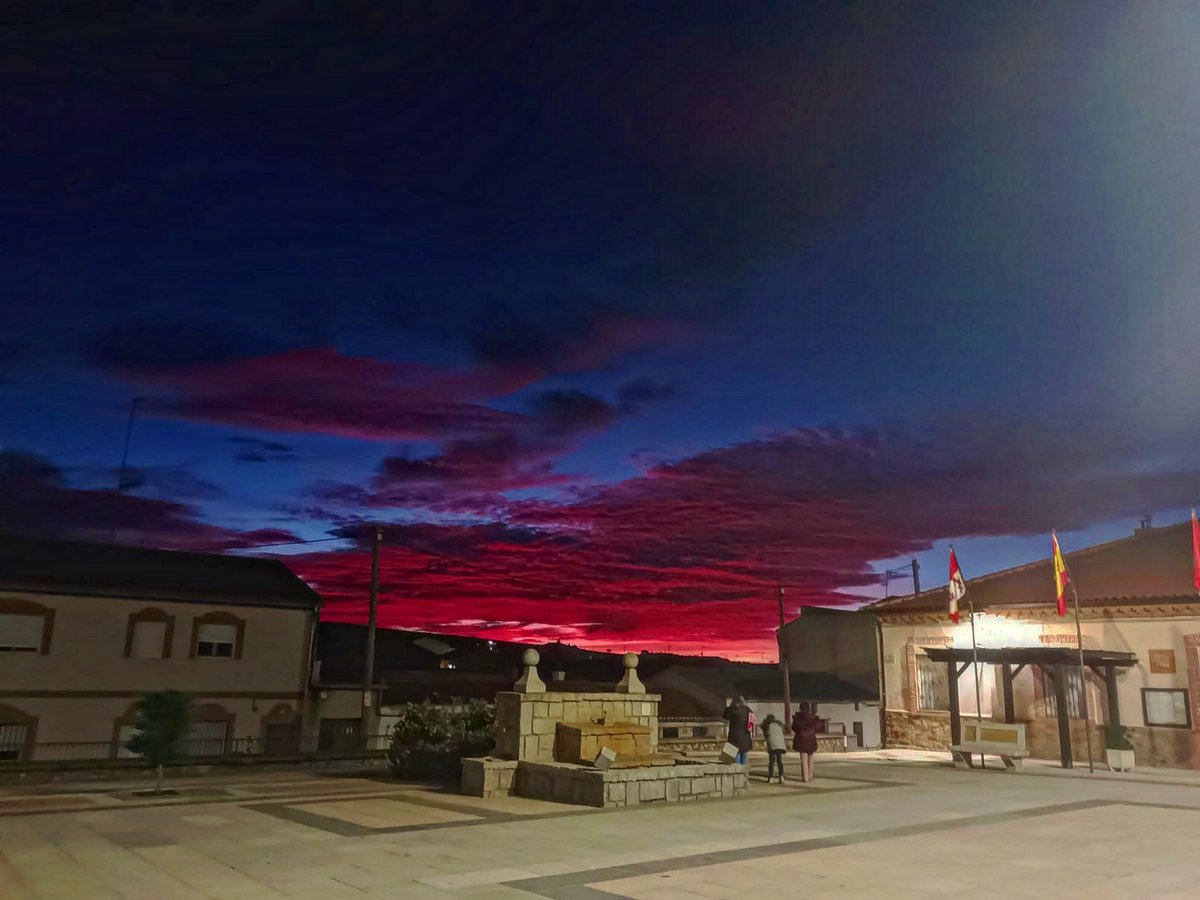 ElRinconGalin's tweet photo. 🌌 Este es el cielo que nos acompañó anoche durante la última proyección 🎥
#Asociacion #Juvenil #Galinduste #ElRinconJuvenildeGalinduste #Cielo #Nubes #Atardecer #Pueblo #Cine #Plaza #Fuente https://t.co/raYTJuHHv4