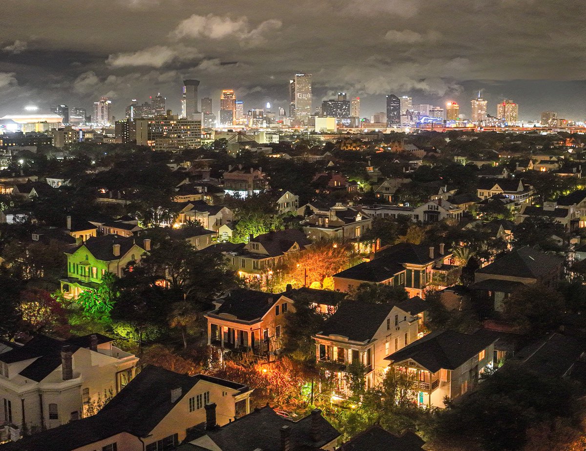 marcorasi1960's tweet photo. Night in the Garden District, New Orleans https://t.co/GcORsutqfF