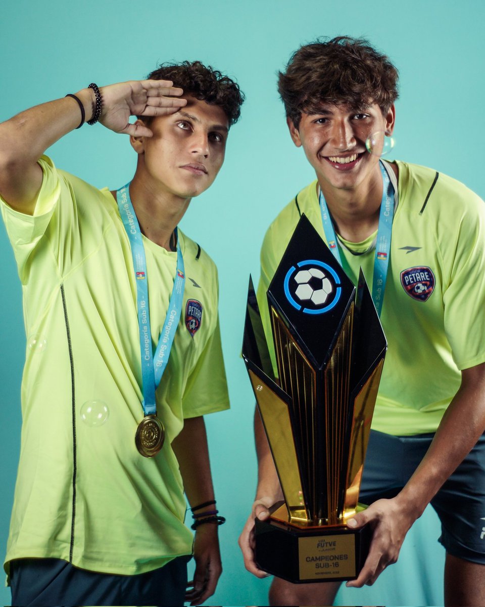 LigaFUTVEJunior's tweet photo. 🔵🔴 @PetareCantera y un futuro que ilusiona. 

Ellos son los nuevos monarcas de la categoría Sub 16 de #Venezuela 🇻🇪 ¡Felicitaciones, campeones! 

#LigaFUTVEJunior
#ElFuturoDelFUTVE https://t.co/DI7PAyjCH2