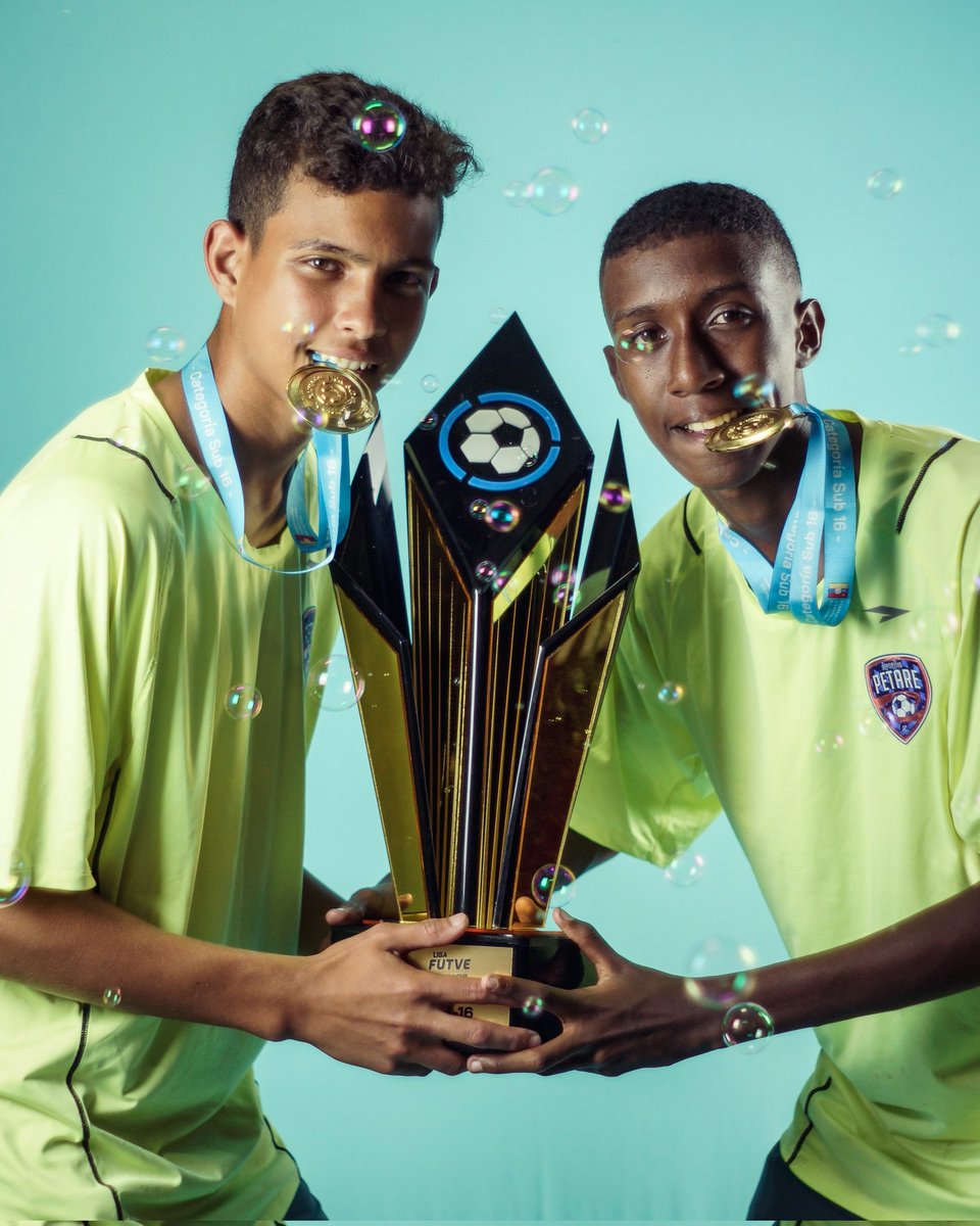LigaFUTVEJunior's tweet photo. 🔵🔴 @PetareCantera y un futuro que ilusiona. 

Ellos son los nuevos monarcas de la categoría Sub 16 de #Venezuela 🇻🇪 ¡Felicitaciones, campeones! 

#LigaFUTVEJunior
#ElFuturoDelFUTVE https://t.co/DI7PAyjCH2