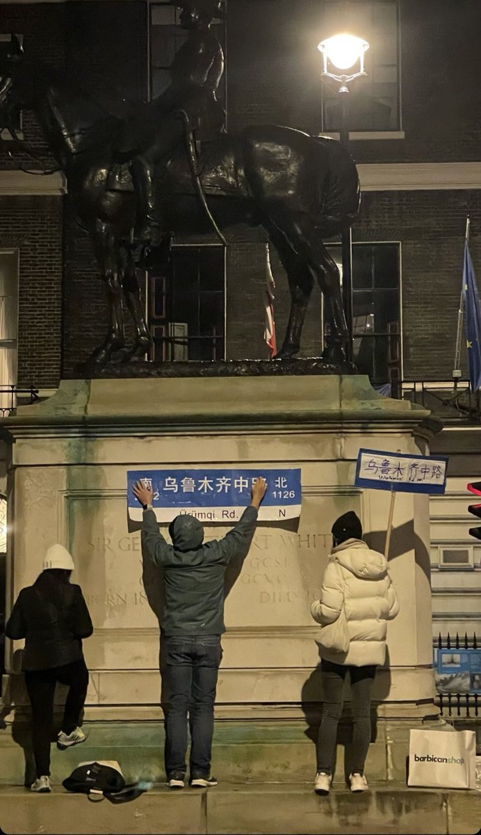 DrewPavlou's tweet photo. Chinese protesters in London placing up signs outside the Chinese Embassy to memorialise the Urumqi victims. Wow!! https://t.co/Rm0SMT4JQd