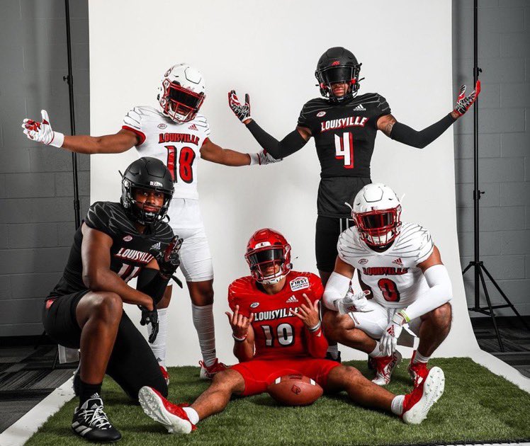 LORCARDS's tweet photo. @PierceClarkson_ @MDFootball @sean_haney70 @SeanNaa3 @KingTalanoa @K_LargeDaGreat @puka__moe @boscofootball Get some of that Oline to come to The Ville!!! #CaliVille https://t.co/MEiuLwL4Op