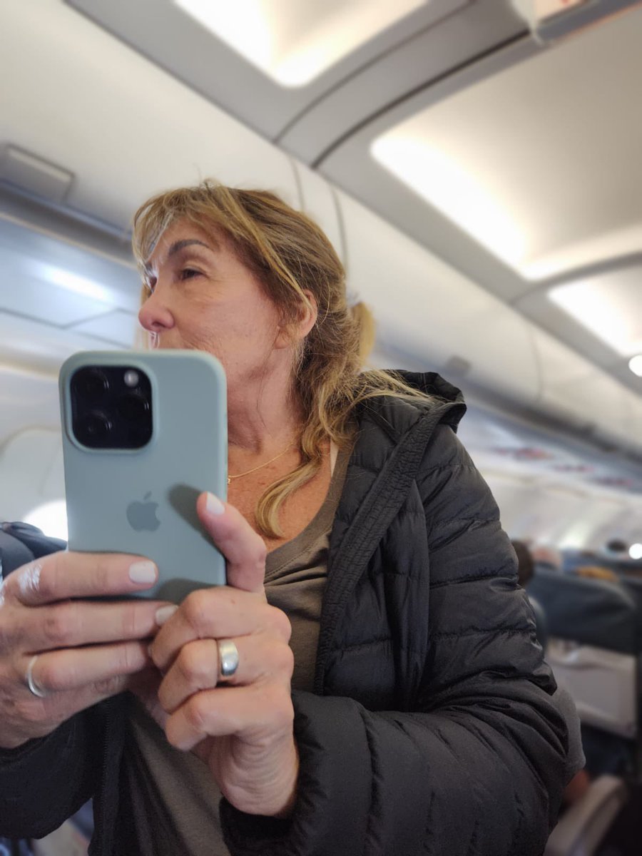 Esta es la persona que filmó a <a href="/RobiBaradel/">Roberto Baradel</a> y promovió la fake news del viaje Miami. Alguien la conce ?