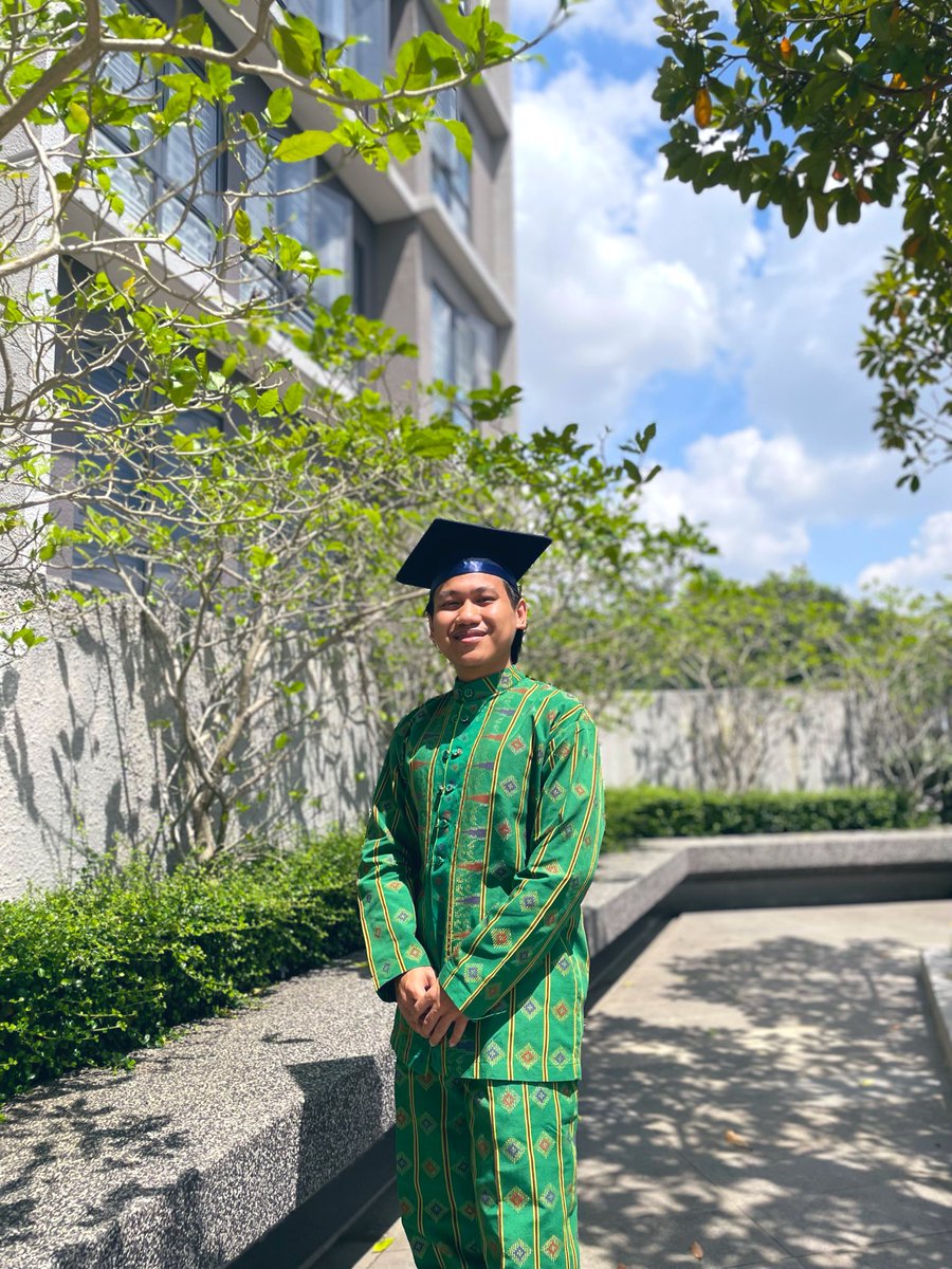 pnndb's tweet photo. Iranun tantu 💪🏻 my brother worn the Iranun traditional attire (minus the accessories) for his convocation ceremony. The attire is made from handwoven textiles, w/ distinct motifs of the #Iranun #Sabah , and that specific green signifies the Datu 💚 https://t.co/CvAHknFNUh