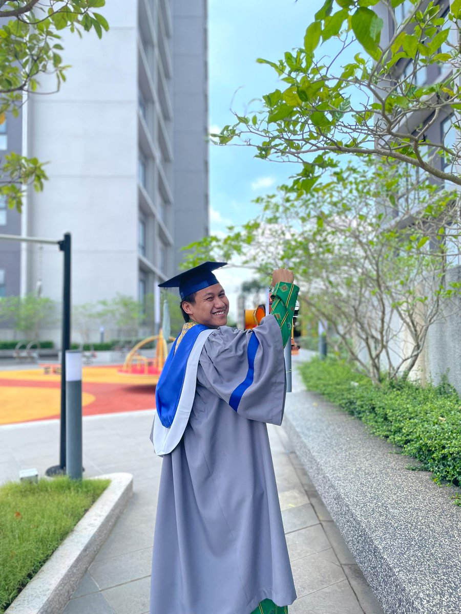 pnndb's tweet photo. Iranun tantu 💪🏻 my brother worn the Iranun traditional attire (minus the accessories) for his convocation ceremony. The attire is made from handwoven textiles, w/ distinct motifs of the #Iranun #Sabah , and that specific green signifies the Datu 💚 https://t.co/CvAHknFNUh