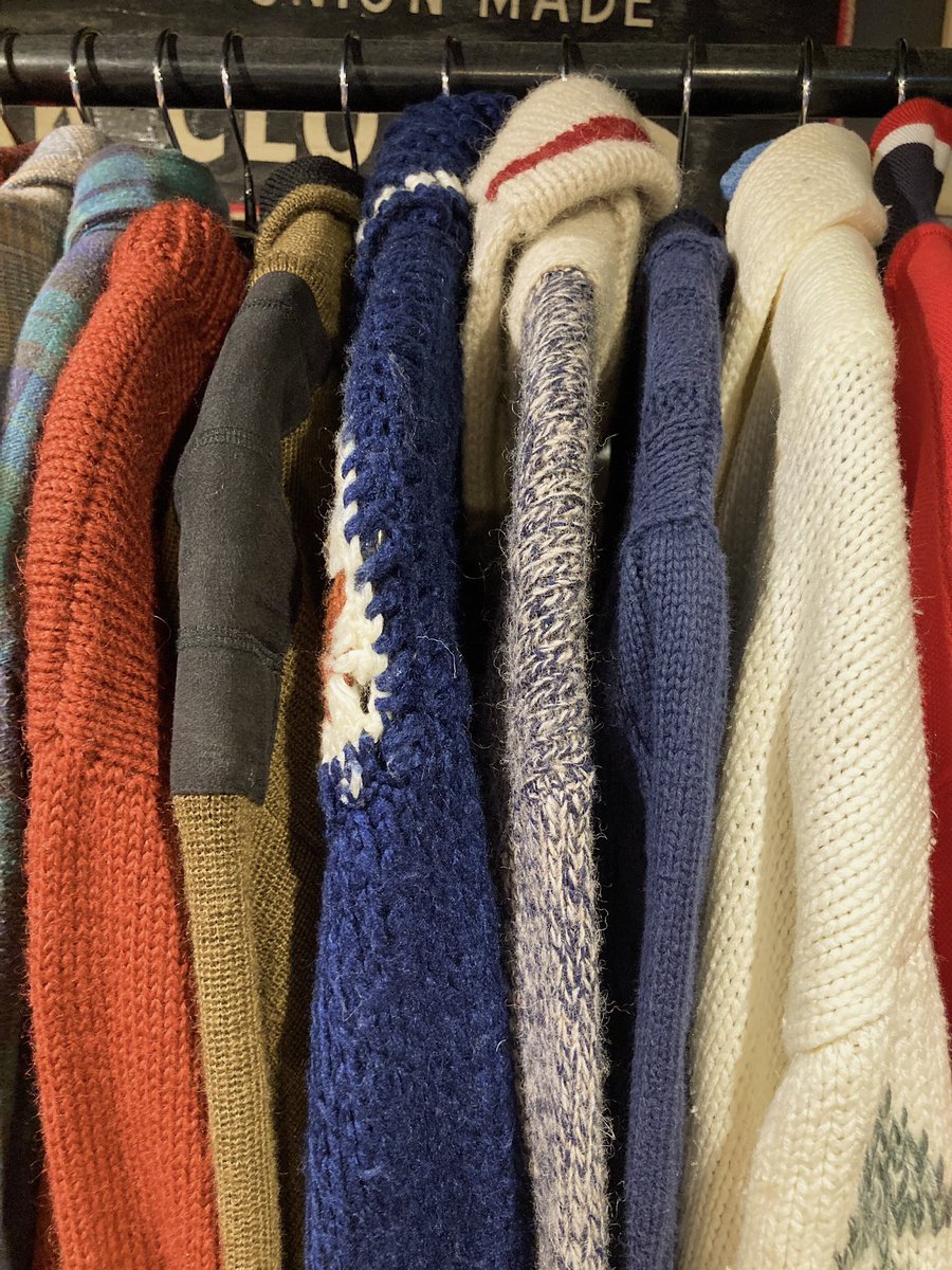 tastemaker_vtg's tweet photo. 店内にも色、デザインそれぞれユニークなニットをお出ししてます。本格的に寒くなる前に一着お気に入りを探してみるのはいかがでしょうか🥘

#ニット 

~90’s Hand knitted acrylic sweater
Size L, ¥7,290 https://t.co/8Ri6OH015A