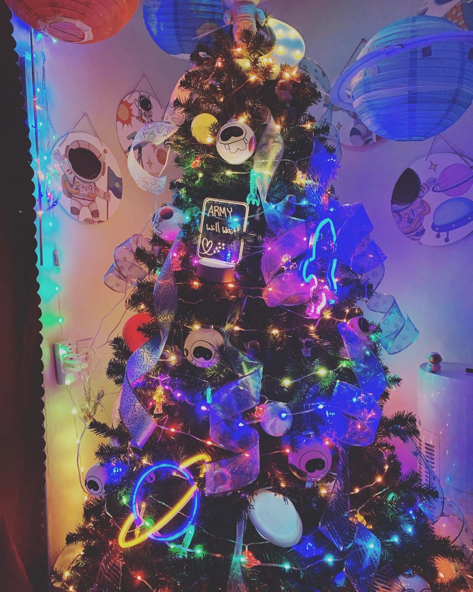 JeycaS6's tweet photo. Christmas time sadness #jin #KimSeokjin #bts #armywillwait https://t.co/NYVMOptfrD