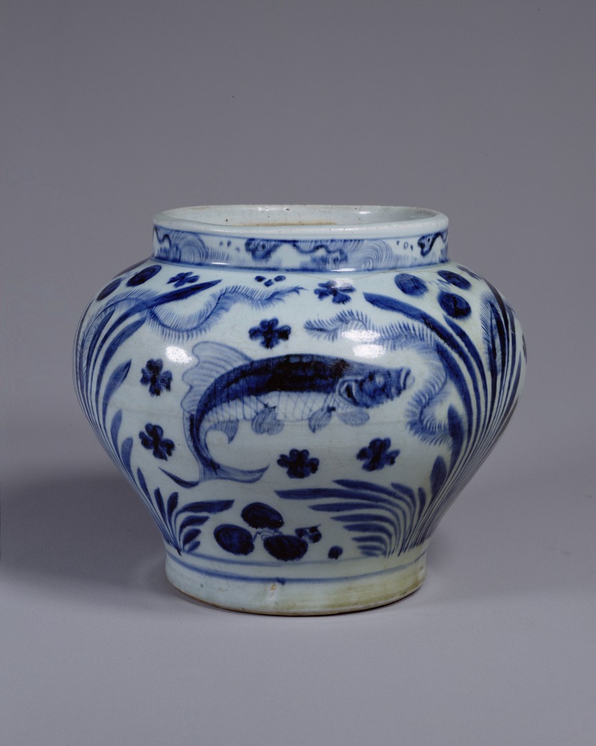 A Rare Blue and White 'Fish' Jar, Yuan (1271-1368)
元青花鱼藻纹罐

Vividly painted in cobalt blue with three different species of fish swimming among wavy aquatic plants.

@ TokyoNationalMuseum @ 东京国立博物馆

#元青花 #青花瓷 #收藏 #Antiques #Porcelain
