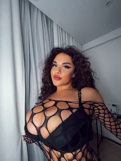 Your thoughts about this outfit?? https://t.co/nkUzQsL16a