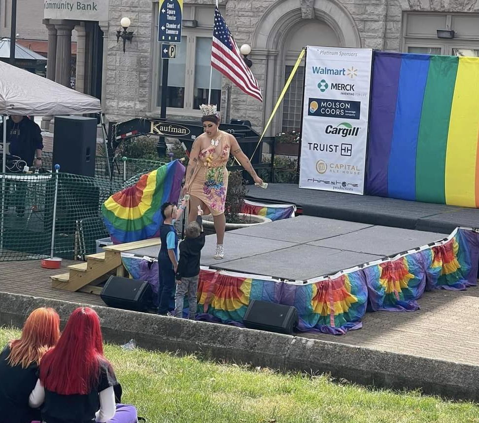 You are currently viewing Young children hand money to a drag queen at a “family-friendly all ages” drag s