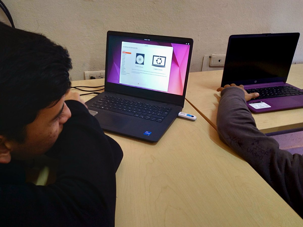 FdoSing's tweet photo. Hoy en clase de #SSOO: ¡Probando #Linux y aprendimos de todo un poco! 💻👌🏾 #Windows #Ubuntu #BIOS #UEFI #SecureBoot #BitLocker #Particiones #GPT #MBR https://t.co/UDOcm7pRZI