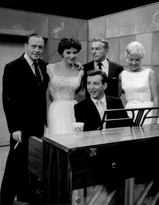 FrankMalfitano's tweet photo. FORGOTTEN TV SHOWS: THE GEORGE BURNS SHOW, 1958-59 NBC #TheGeorgeBurnsShow #tvshow #sitcom #varietyshow #NBC #BeaBenaderet #HarryVonZell #RonnieBurns #LarryKeating #JudiMeredith #1950s #forgottentvshows https://t.co/zSQU8cAAo8