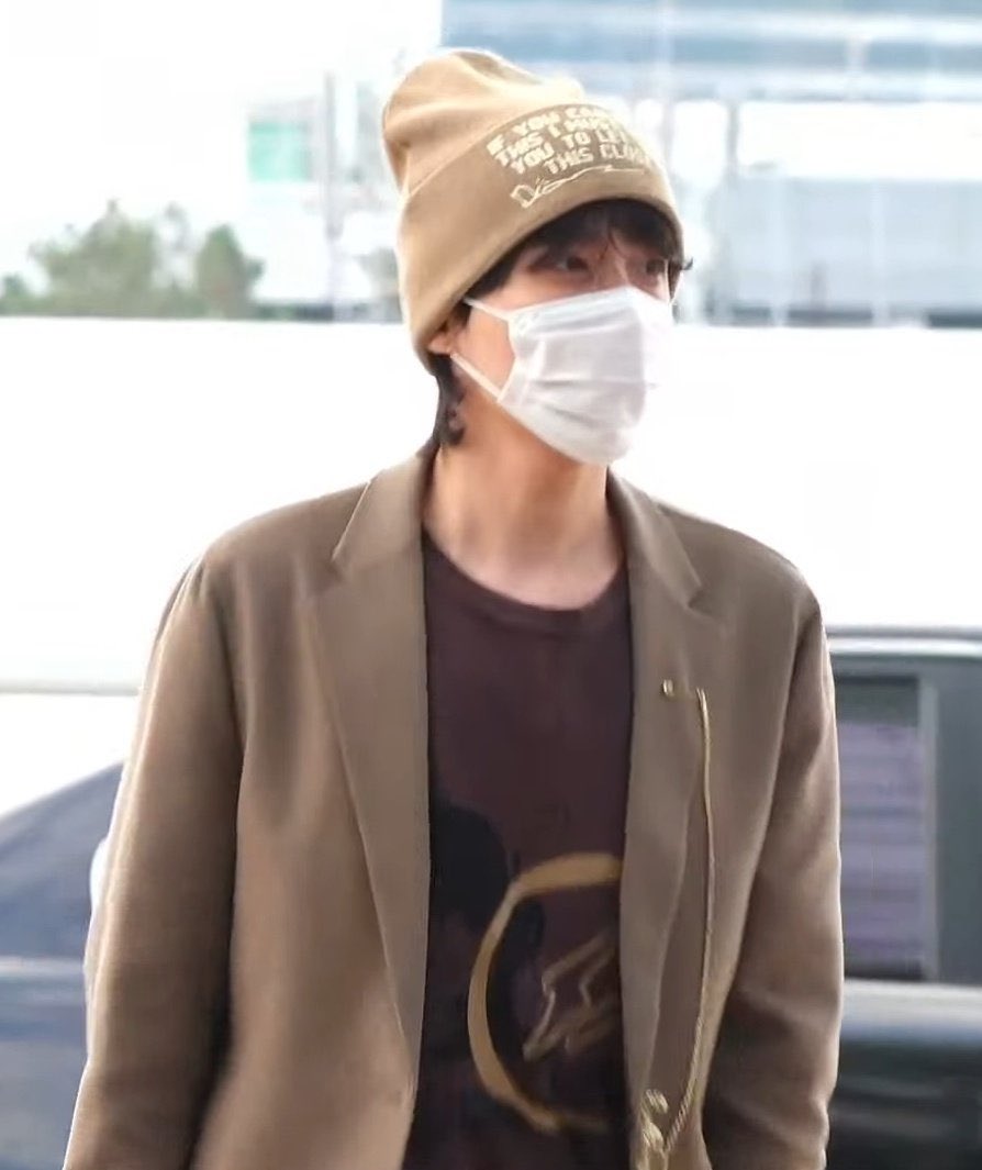 thehobiprint's tweet photo. hobi‘s beanie says “if you can read this i must love you to let you this close” 😭 https://t.co/W5bJ0bOtfz