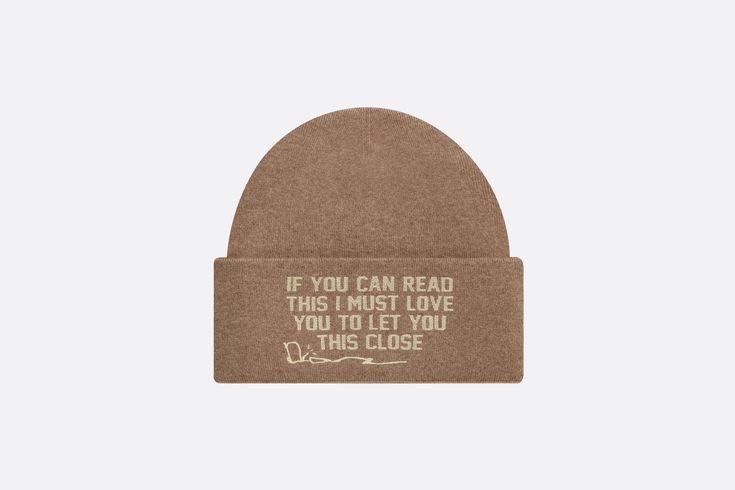 thehobiprint's tweet photo. hobi‘s beanie says “if you can read this i must love you to let you this close” 😭 https://t.co/W5bJ0bOtfz