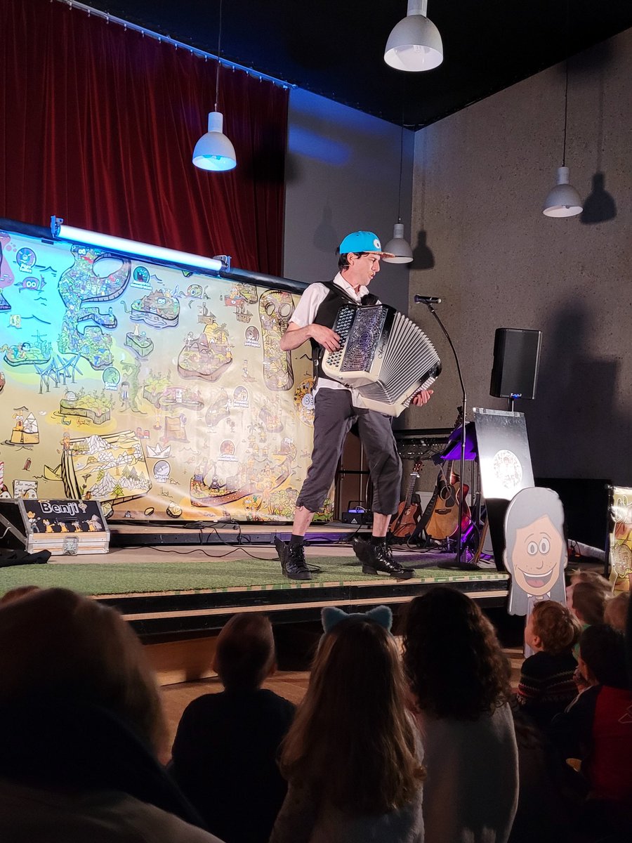 Vengeurdemasque's tweet photo. Ce fut une jauge pleine pour les 20 ans de la mediathèque de Saint denis en val ce samedi! Moment de partage musical avec l'écolo Groumpf pour les mini vengeurs ! https://t.co/eEMUJFXZby