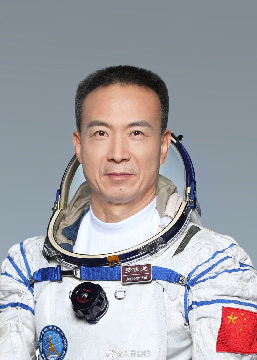 PDChinese's tweet photo. 【神舟十五號瞄準11月29日23時08分發射】據中國載人航天工程辦公室消息，神舟十五號瞄準11月29日23時08分發射。經空間站階段飛行任務總指揮部研究決定，費俊龍、鄧清明 、張陸3名航天員將執行神舟十五號載人飛行任務，由費俊龍擔任指令長。 https://t.co/NWaKJgUQJD