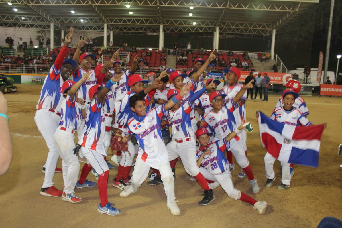 VproSports_'s tweet photo. BRONCE PARA REPÚBLICA DOMINICANA 🥉🇩🇴
La selección de República Dominicana venció por score de 8-1 a Brasil para quedarse con el tercer lugar del Campeonato Panamericano U-10 desde Culiacán, Sinaloa.
¡Muchas felicidades! 🤩⚾
#Vprosports #Panamericano #Beisbol #Culiacan https://t.co/mAVXS3cYXL