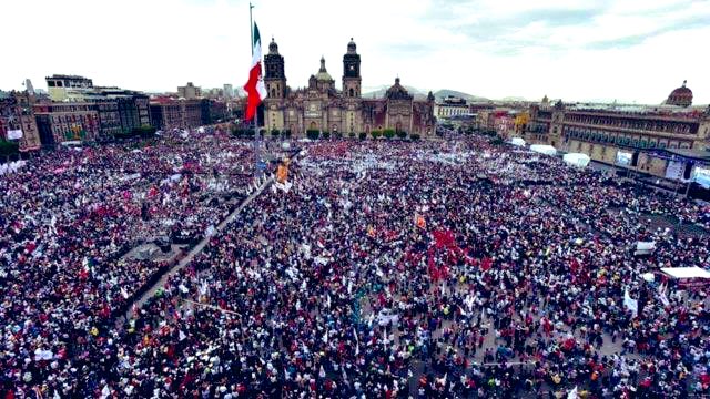 act_just's tweet photo. #LaMadreDeTodasLasMarchas 
Estamos del lado correcto de la historia. AMLO marchando con todos nosotros. Por vez primera un pueblo con un gobernante responsable espalda con espalda. ✌️😉 #EsUnHonorMARCHARconObrador 
#4AnosDeTransformacion 
#MarchaDelPueblo 
#MarcharConAMLO https://t.co/JAI46xl2ny
