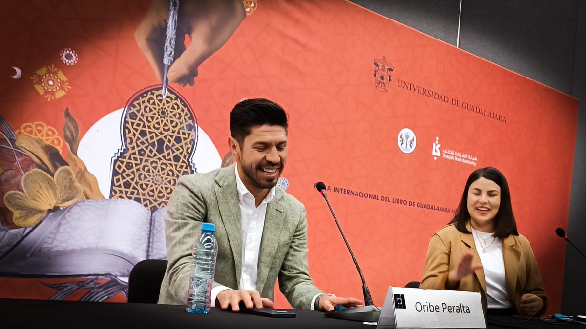 penguinlibrosmx's tweet photo. "Entendí que los futbolistas tenemos una responsabilidad social y por eso es que escribí este libro, para poder inspirar a las personas" @OribePeralta hablando sobre su libro #MiOnceIdeal en la @FILGuadalajara. https://t.co/mWc8QSjD5U