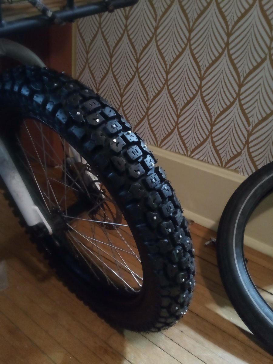 Andreabigfoot's tweet image. I swear I forget how to rim a tire everytime I do it but maybe this was the quickest change yet. #radwagon4 #wintercycling #tirestuds