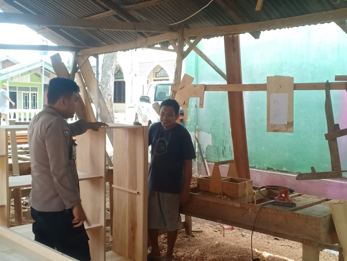 Menindaklanjuti arahan Kapolres Gorontalo Kota bhabinkamtibmas kelurahan Tomulabutao Selatan Briptu Tri Age Susanto melaksanakan sambang di rumah warga binaan dalam rangka meningkatkan partisipasi masyarakat terhadap kamtibmas.

#Kapolresgorontalokota 
#PolresGorontaloKota