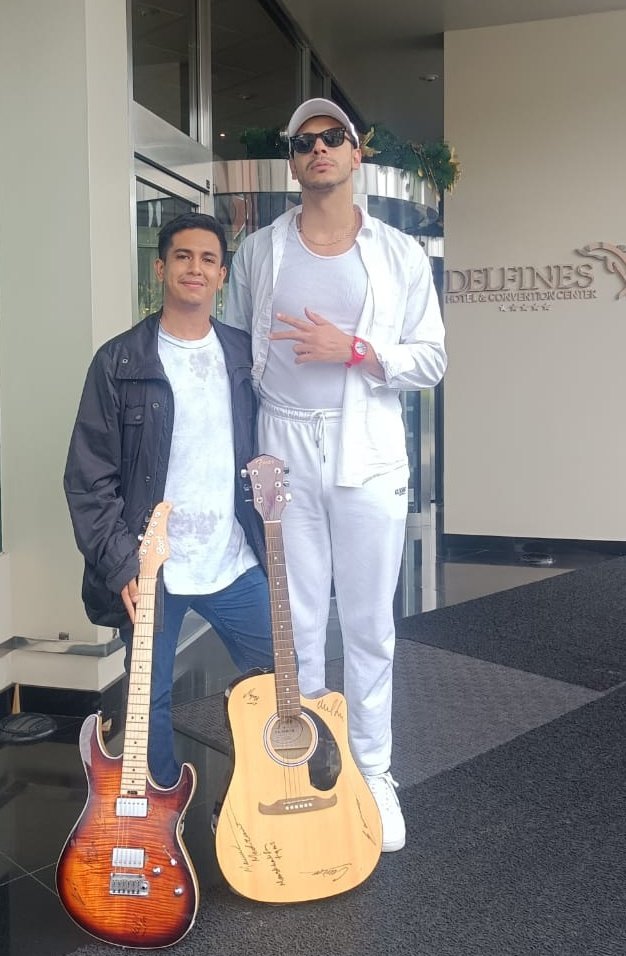 MonicAndrea3's tweet photo. Gracias por todo @manuelmedrano por firmar más guitarras de mi hermano, sabes que fue algo muy importante para el 😊❤️✨ https://t.co/tUi4yUvN70