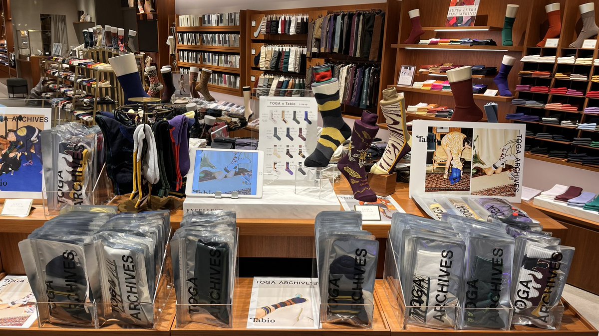 🔥TOGA×Tabio🔥

コラボ商品まだ当店ご用意ございます❤️‍🔥
ホリデーシーズンの贈物購入も大変多いです😊
お揃いの靴下でオシャレに冬を楽しんでみてはいかがでしょうか❄️

当店10:30-20:30で営業しております💁‍♀️