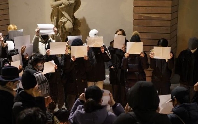 Oldmoney_1987's tweet image. 快板儿：《让我来》
竹板打，真有趣儿，
我替敌人来搞事儿。
我替反贼来擂鼓，看我像不像二百五
我替美爹上街浪，跪地舔我的大漂亮。
我替殖人来造谣，我是个傻逼我自豪。
我替西方站殖畜，拿着了狗粮入我肚。
我替公知来吃屎，领馆的门口举白纸。
反正是，摆拍写推骂大白，
这炮灰这活儿“让我来”！